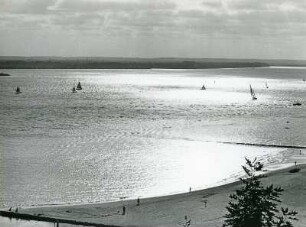 Hamburg-Blankenese. Falkensteiner Ufer. Freizeitsegler auf der Elbe