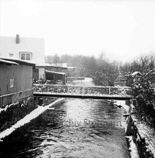 Trave: Fußgängerbrücke zwischen Mühlenstraße und Lübecker Straße im Winter