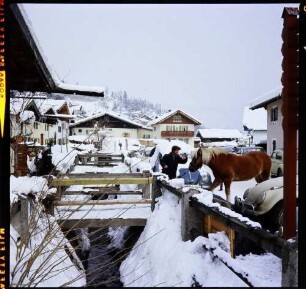 Mittenwald: Im Gries, Frau mit Pferd