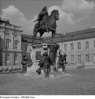 Berlin-Charlottenburg. Reiterdenkmal des Großen Kurfürsten von Andreas Schlüter (1696-1703) vor dem Schloß