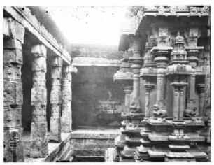Tempel, Inneres : Indien. Mit Skulpturen und Säulen verzierter Innenraum eines Tempels