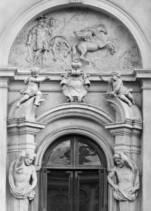 Südportal mit Perseus, das Gorgoneion erhebend und der Geburt des Pegasus