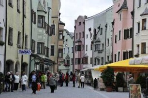 Hauptstraße von Rattenberg : Blick in die Hauptgeschäftsstraße. Aufgenommen in Rattenberg (Tirol) am 27. Mai 2009
