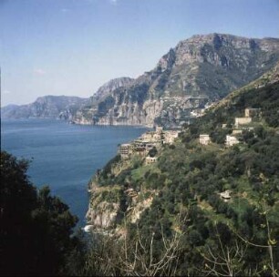 Blick von der Küstenstraße Amalfitina auf das Tyrrhenische Meer und die Stadt Positano