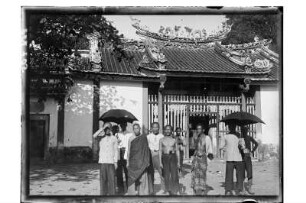 Tempel in Thailand : Thailand. In einem Wat, davor Mönche, 1908/1913