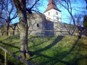 Ansicht von Südwesten über Südwest-Rundturm (mit Schießscharte) und Kirchhofmauer nach Westen und Süden