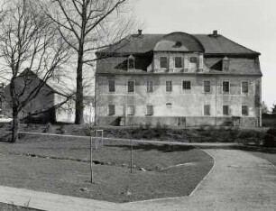 Neustadt-Krumhermsdorf in Sachsen, Herrenhaus : Neustadt-Krumhermsdorf in Sachsen. Herrenhaus (18. Jahrhundert und 1912), Hauptstraße 1. Gartenfront