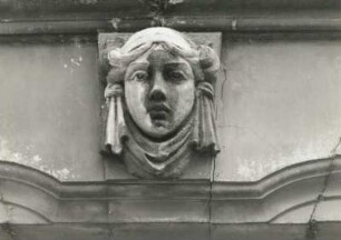 Chemnitz, Augustusburger Straße 177/Ecke Münchner Straße. Wohnhaus mit Laden (um 1900), Hauseingang, Portalschmuck (weiblicher Kopf)