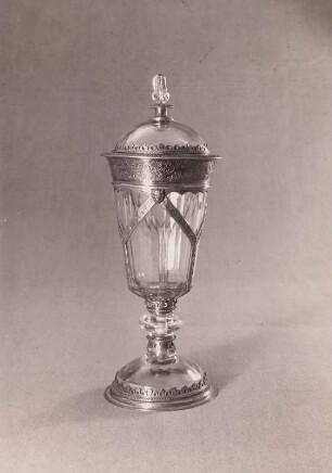 Deckelpokal mit Mauresken