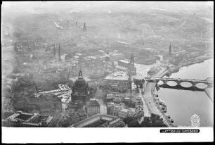 Dresden, Blick auf Altstadt mit Augustusbrücke, Luftbild