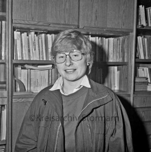 Katholische Kirchengemeinde St. Vicelin: Pastoralassistentin Dorothea Beckmann: vor Bücherregal
