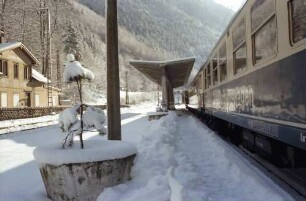 Hirschsprung: verschneiter Bahnsteig mit Tanne
