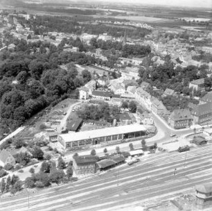 Machinenfabrik Lythall KG (Mommsenstraße): Luftbild des Betriebsgeländes: im Vordergrund Bahnstrecke Hamburg-Lübeck, im Hintergrund Kurpark und Innenstadt