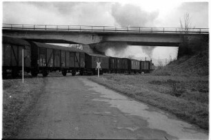 Hechingen, Lok 21, Brücke über die B 27, 1938 - 1972, Bahnübergang Walkenmühle nur mit Warnkreuzen gesichert