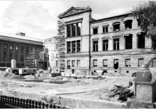 Blick vom Kupfergraben zur Westfassade des Neuen Museums und zum Südflügel des Pergamonmuseum
