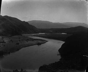 Flusstal : Blick in ein Tal mit einem Fluss