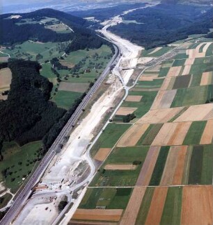 Erdbau. Trassierung der Neubaustrecke, Im Vordergrund Umfahrt zur Tank- und Rastanlage Gruibingen.