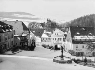 Lauenstein, Blick über den Marktplatz mit dem Falknerbrunnen zum Torhaus des Schlosses
