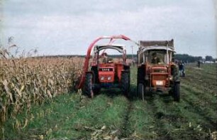 Fotografie: Erntetechnik, Silomais, Maishäcksler angebaut, Parallelverfahren