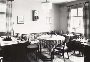 Wohnzimmer mit Schreibtisch, Handarbeitstisch und Spieltisch