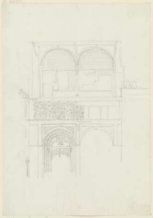 Reich verzierter Innenhof eines Wohnhauses mit Loggia