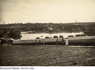 Dresden-Mockritz. Luft- und Schwimmbad. Ansicht mit Spaziergängern