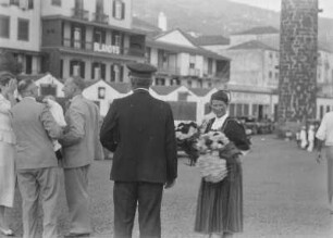 Frau mit Blumen : Eine Frau in Tracht mit Blumen in der Hand, vermutlich in der Altstadt von Funchal