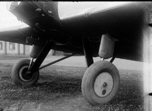 Flugzeug: Fahrwerk eines Flugzeuges (Junkers W 33?)