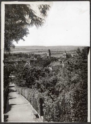 Artern. Stadtteilansicht mit Kirchturm der Marienkirche und Rathausturm