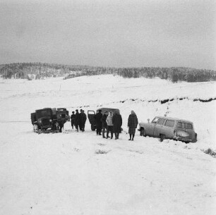 Sibirien. Autos im Schnee