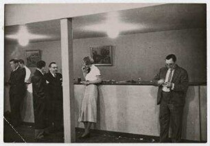 Journalisten an der Bar im Sekretariatsgebäude des Völkerbundpalastes in Genf