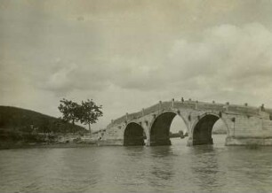 Bei Shanghai (?), China. Dreibogige Brücke über den Kaiserkanal (Großer Kanal Peking – Hangzhou; seit 2014 UNESCO-Weltkulturerbe) am See Tai hu