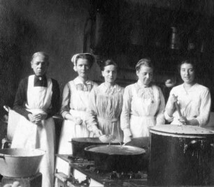 Erster Weltkrieg - "Reservelazarett Abt. IV, Weihnachten 1917" (Kunstgewerbeschule Westendstraße). Schwestern