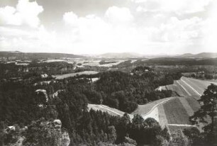 Sächsische Schweiz. Weißiger Ebenheit mit Nonne und Kulm. Blick vom Rauenstein nach Ostsüdost gegen Brand und Winterberg