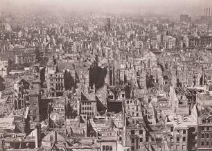 Dresden, Blick vom Rathausturm über die zerstörte Stadt zur Annenkirche nach Westen
