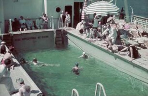 Bordleben auf dem Passagierschiff MS Milwaukee. Schwimmbecken mit Badenden