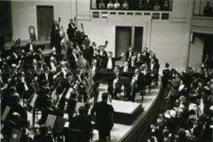 Herbert von Karajan dirigiert anlässlich der Weltausstellung in Brüssel 1958 die Berliner Philharmoniker.