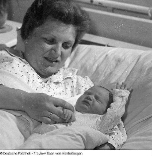 Frauen: Mutter mit Baby