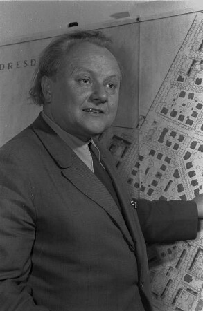 Herbert Schneider (1903-1970; Architekt, Stadtplaner) vor dem Bebauungsplan Dresden-Striesen mit Wohnkomplexzentrum Borsbergstraße (1955-1958; Beginn der Großblockbauweise)