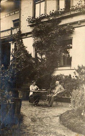 Privatalbum mit Karlsruher Motiven. Unbekanntes Paar in einem Garten