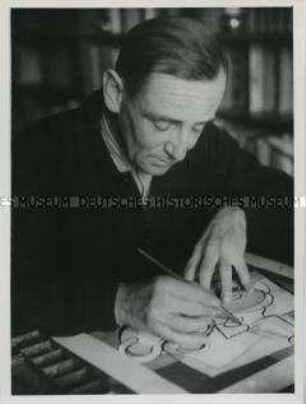 Der Maler Rudolf Ausleger arbeitet an einer Zeichnung
