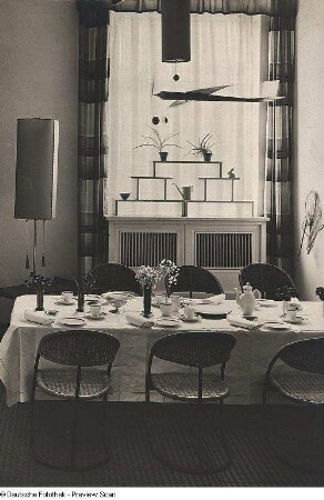Interieur mit gedecktem Tisch