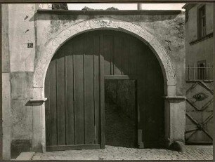 Hauptstr. 85, Tor mit Schlußstein 1735 und Lamm Gottes