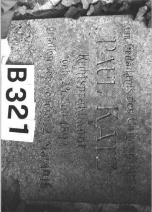Grabstein 321 (Index: 100082378) Material: Sandstein Zustand: leicht verwittert Maße HxBxT: 245x220x50 cm Beschreibung: Ädikula mit dorischen Säulen, Rundbogenaufsatz, erhabene Schriftplatte, Sockel Symbolik: Rosenblütenkranz mit Schleife, Sterne: Grabstein 321B