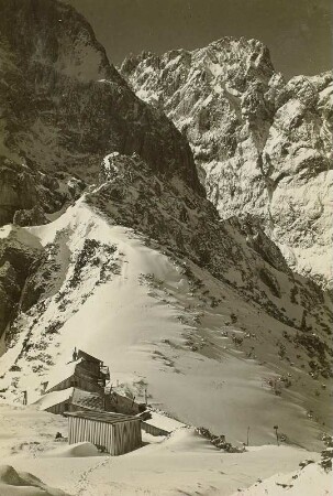 Kaisergebirge. Stripsenjochhütte (1901/1902) mit der Ellmauer Haltspitze (2344 m)