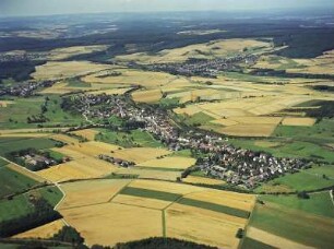 Grävenwiesbach-Hundstadt. Ortsteilansicht mit Umgebung, im Mittelgrund Grävenwiesbach. Luftbild-Schrägaufnahme von Südsüdost