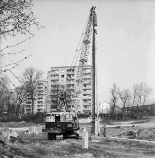 Sülzberg: Bau mehrgeschossiger Wohnblocks: Ramme beim Setzen von Pfählen: rechts daneben Arbeiter: dahinter Hochhäuser am Kurpark: hinten rechts Wohngebäude und Betriebsgelände der Maschinenfabrik Lythall KG
