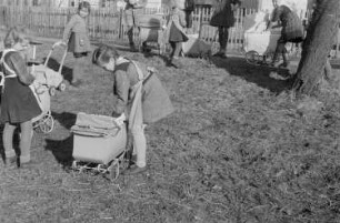 Kinder beim Spielen : Mädchen mit Puppenwagen