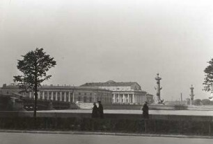 Sankt Petersburg. Blick auf die Strelka, die Ostspitze der Wassiljewsij-Insel, die Börse und zwei Rostralsäulen für die Schifffahrt