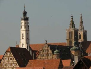 Rathausturm (links) und Stadtkirche St. Jakob